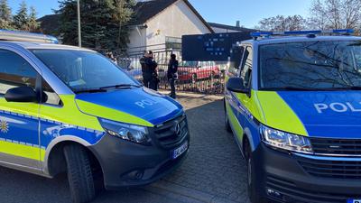 Großer Bahnhof: Per Gerichtsvollzieher hat eine Karlsruherin ihr zu Unrecht konfisziertes Auto zurückgeholt. Polizeibeamte sorgten dabei für Sicherheit.