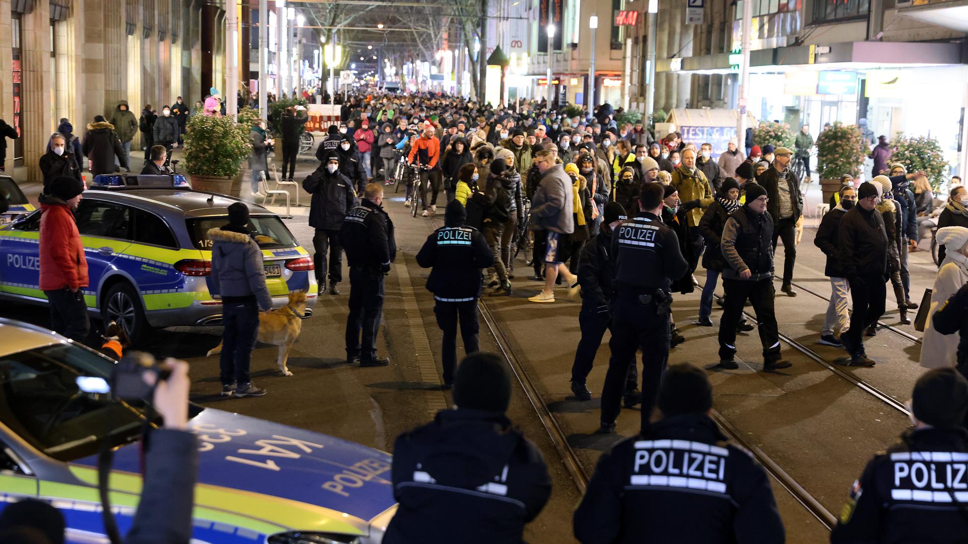 Protestmarsch durch die City: Unter den Augen der Polizei waren am Montag gut 800 Kritiker der Anti-Corona-Maßnahmen in der Karlsruher City unterwegs.