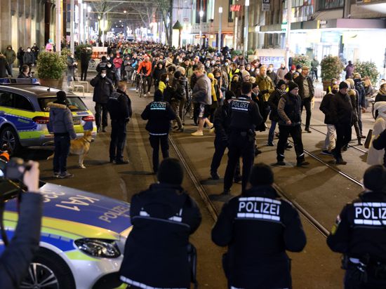 Protestmarsch durch die City: Unter den Augen der Polizei waren am Montag gut 800 Kritiker der Anti-Corona-Maßnahmen in der Karlsruher City unterwegs.