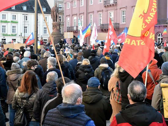 27.02.2022 Anti-Kriegs Demo auf dem Karlsruher Marktplatz
