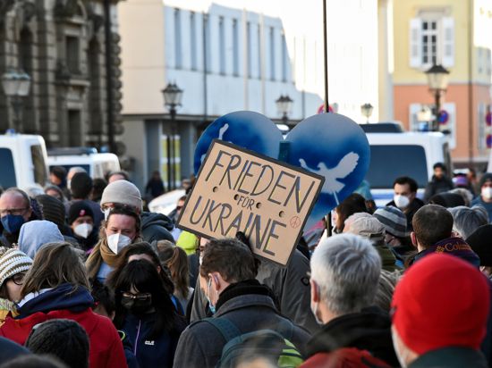 Demo gegen Krieg: Am Sonntagnachmittag kamen in Karlsruhe mehr als 1.000 Menschen zusammen, um gegen den russischen Angriffskrieg in der Ukraine zu demonstrieren.