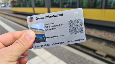 Das Deutschlandticket – hier als Chipkarte der Karlsruher Verkehrsbetriebe – gilt ab diesem Montag.