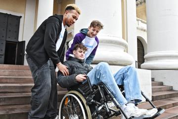 Maxim Westphal (Mitte) ist auf die Hilfe von Safiano Toleba und Jannis Preuß (rechts) angewiesen. Diese machen ihren Freiwilligendienst bei der Diakonie.