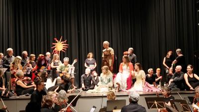 Szene aus Henry Purcells „Dido und Aeneas“ mit Laiendarstellerinnen und -darstellern aus Wörth. 