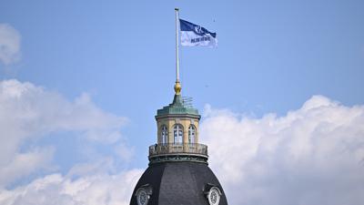 Die KSC Fahne weht ueber dem Karlsruher Schloss