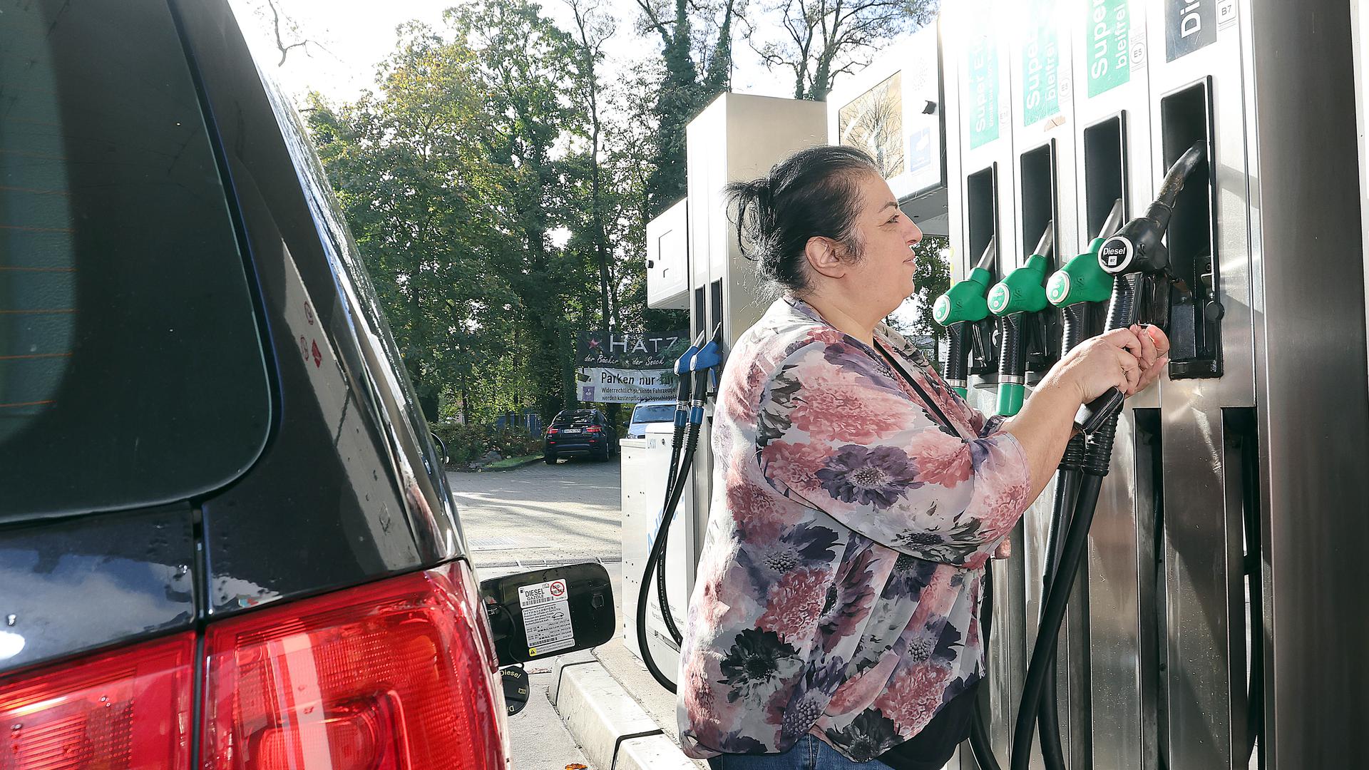 Ärgernis Kraftstoffpreise: Vor allem Dieselkunden stöhnen über die anhaltend hohen Tarife an der Tankstelle. Im Bild Dieselfahrerin Sibel Kusogliu.