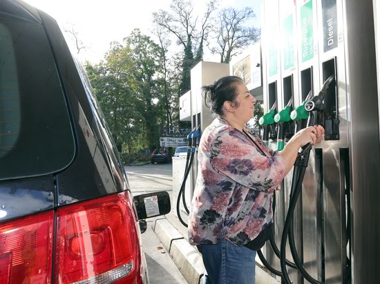 Ärgernis Kraftstoffpreise: Vor allem Dieselkunden stöhnen über die anhaltend hohen Tarife an der Tankstelle. Im Bild Dieselfahrerin Sibel Kusogliu.