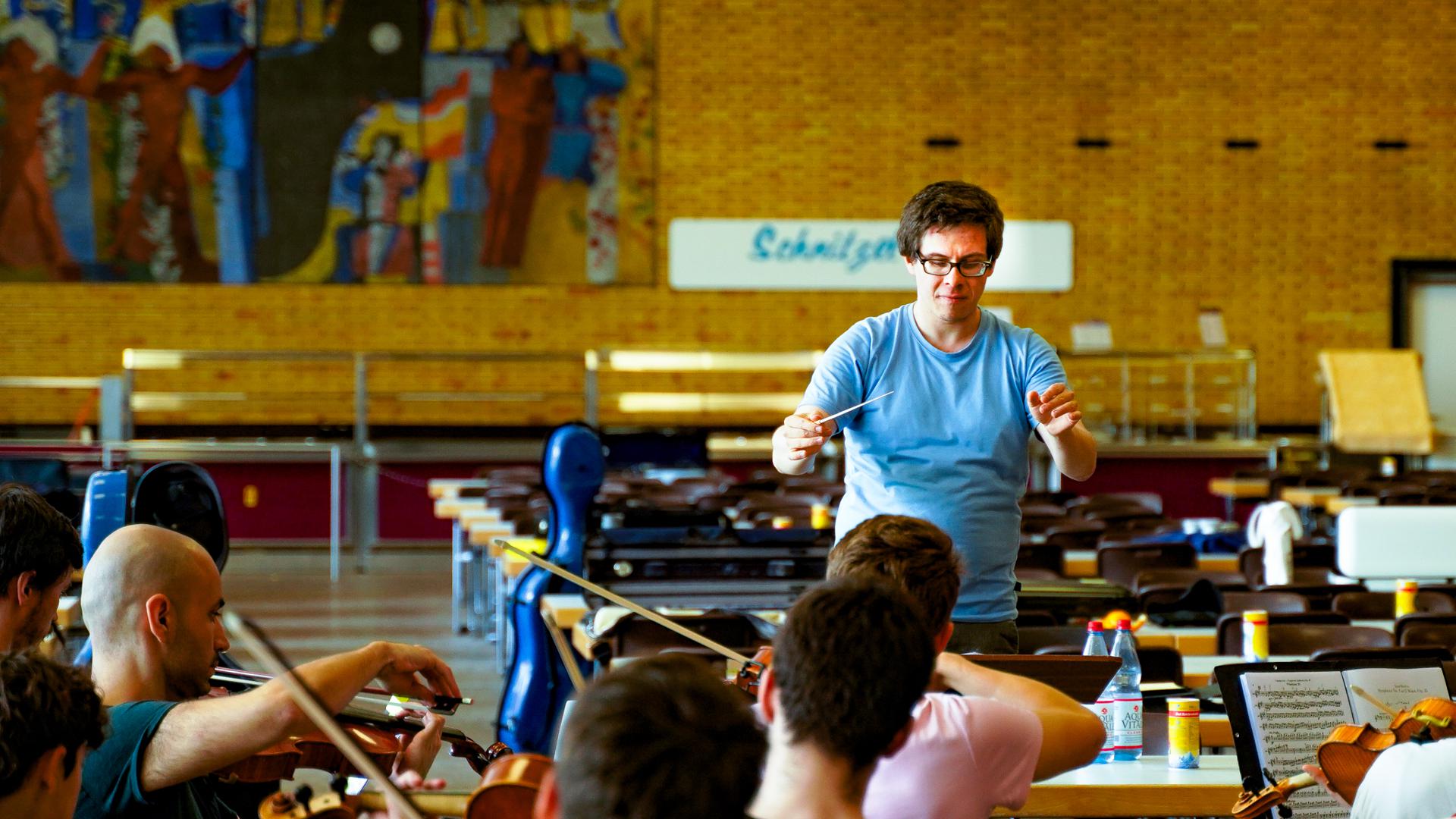 Der Dirigent Tobias Drewelius bei der Arbeit mit dem KIT-Sinfonieorchester Karlsruhe.