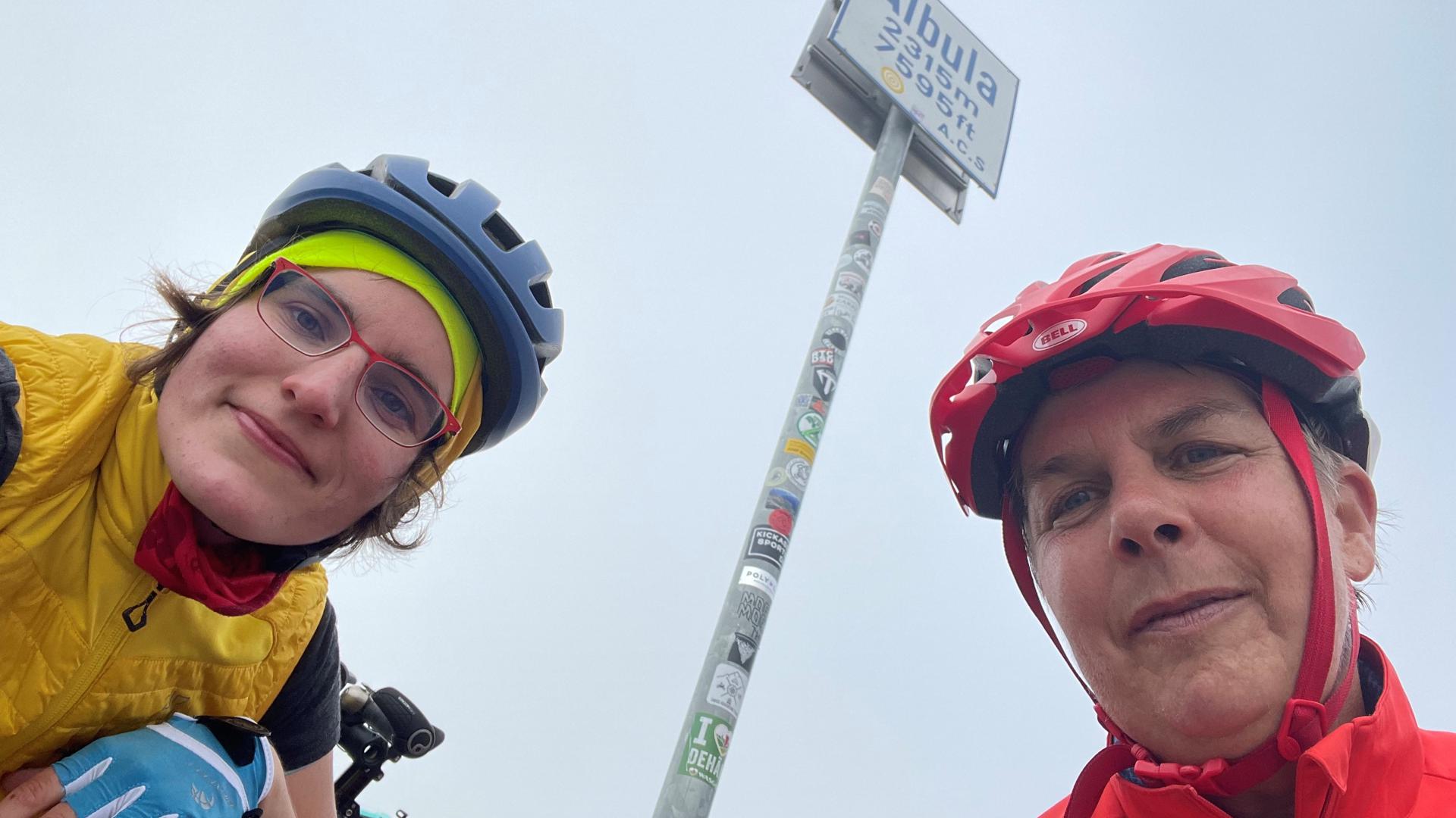 Die Karlsruherin Ingeborg Meyer (rechts) und Violetta Schneider auf der Albula-Passhöhe bei ihrer Alpenüberquerung per Fahrrad im August 2021