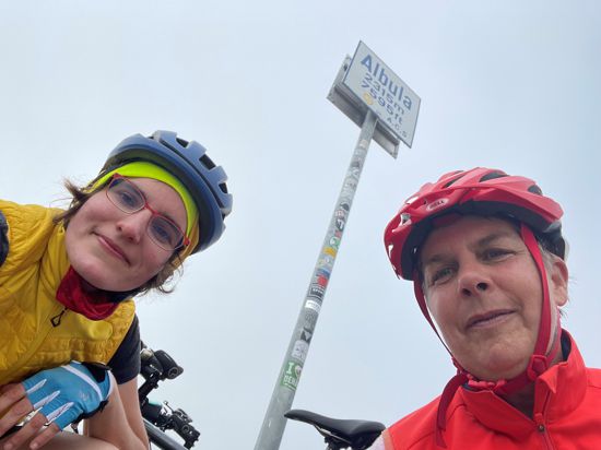 Die Karlsruherin Ingeborg Meyer (rechts) und Violetta Schneider auf der Albula-Passhöhe bei ihrer Alpenüberquerung per Fahrrad im August 2021