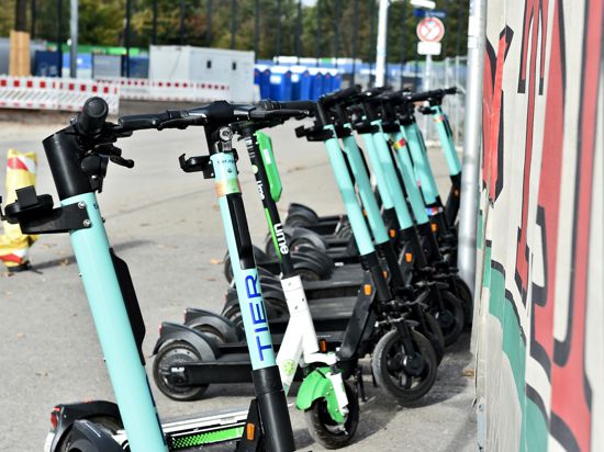 Sie sind bunt und prägen mittlerweile das Karlsruher Stadtbild: Elektro-Scooter warten auf Kundschaft. Wie und wo die Scooter genutzt werden, zeigt nun eine BNN-Datenanalyse.