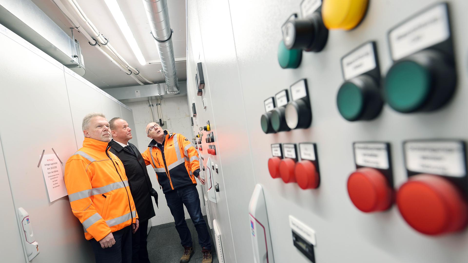 Neue Technik: Burkhard Liesenkötter zeigt Baubürgermeister Daniel Fluhrer (Mitte) und Tiefbauamtsleiter Martin Kissel (links) die Schränke im Betriebsraum des Edeltrudtunnels.