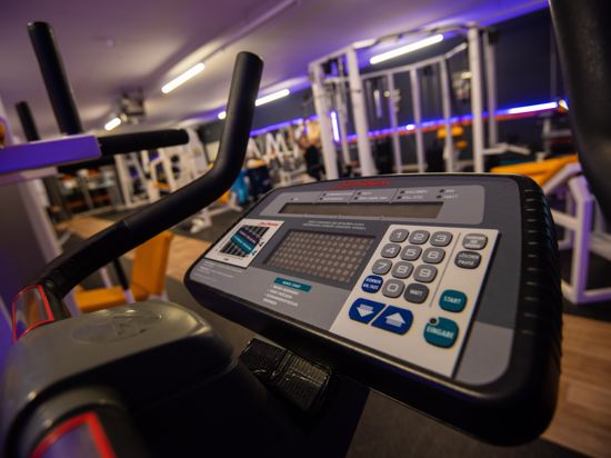 Das Fitnesstudio "OnTop Fitness-Point" in Rattelsdorf ist nahezu menschenleer. Bund und Länder haben ab dem kommenden Montag wegen der Corona-Pandemie einen Teil-Lockdown beschlossen, Fitnesstudios müssen erneut schließen. +++ dpa-Bildfunk +++