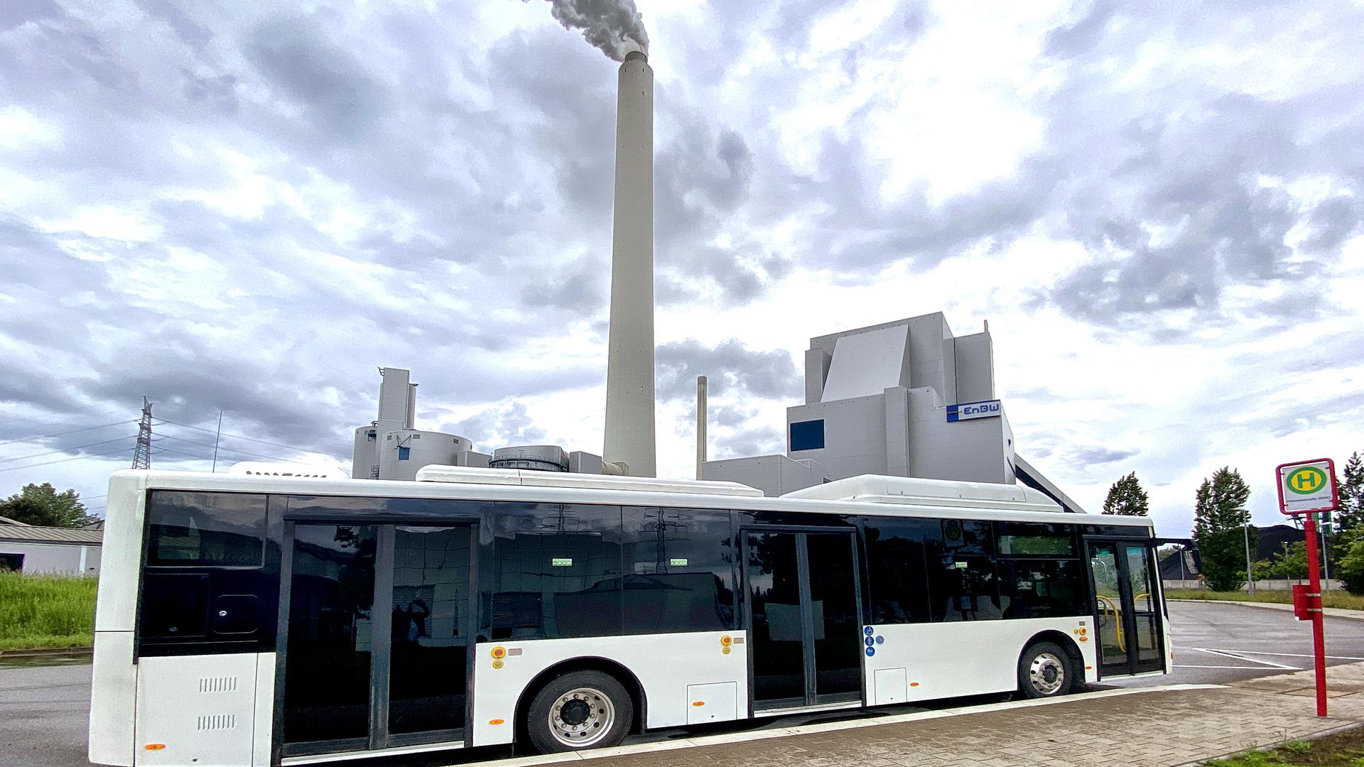 Der Elektro-Bus, der kontaktlos geladen werden kann, steht an der Bushaltestelle neben dem Innocampus-1-Gebäude im Karlsruher Rheinhafen. 