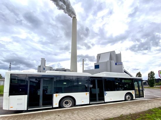 Der Elektro-Bus, der kontaktlos geladen werden kann, steht an der Bushaltestelle neben dem Innocampus-1-Gebäude im Karlsruher Rheinhafen. 