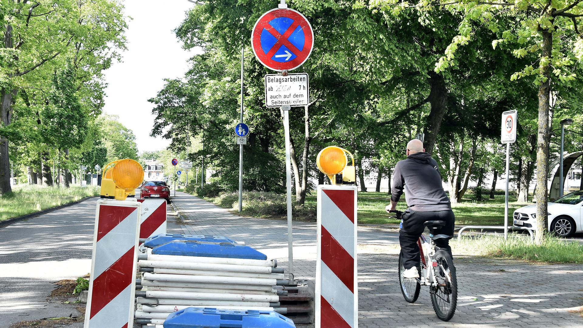 Vorboten eines Verbots: Wegen erster Belagsarbeiten ist schon jetzt das Parken in der Erzbergerstraße eingeschränkt.