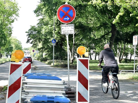 Vorboten eines Verbots: Wegen erster Belagsarbeiten ist schon jetzt das Parken in der Erzbergerstraße eingeschränkt.