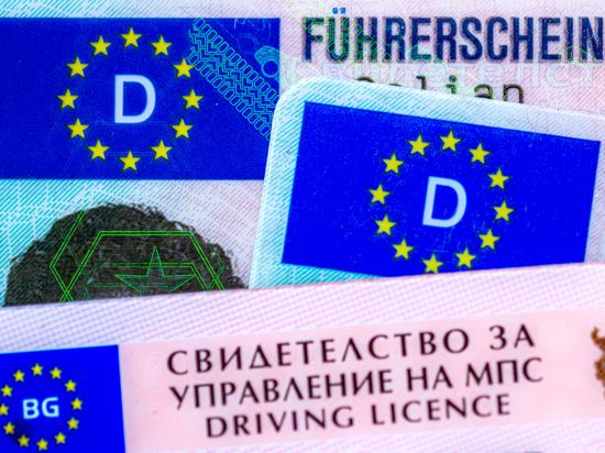 ILLUSTRATION - Ein bulgarischer und zwei deutsche Führerscheine liegen auf einem Tisch. Der Verkehrsausschuss im EU-Parlament stimmt am 07.12. über Vorschläge zu neuen EU-Führerscheinregeln ab. +++ dpa-Bildfunk +++
