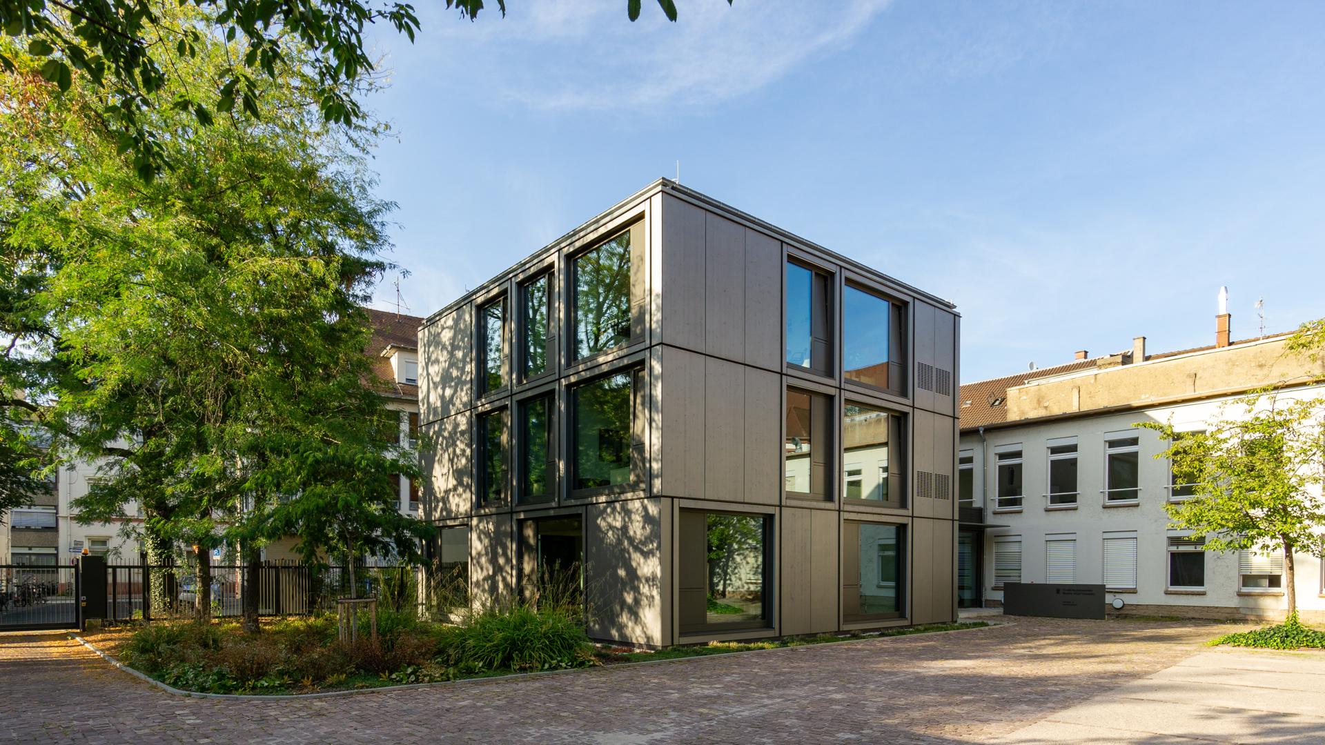 Der Erweiterungsbau der Führungsakademie ist ein Kubus mit klarer Formensprache. Das Gebäude ist ein kompletter Holzbau. Der Entwurf stammt von Karlsruher Büro Reich + Seiler. 