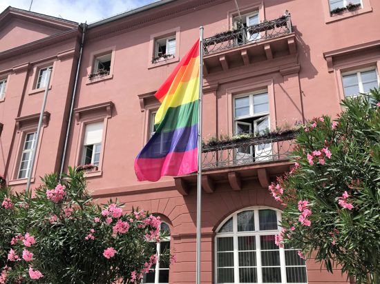 Signal am Marktplatz: Vor dem Karlsruher Rathaus weht am Mittwoch die Regenbogenflagge.