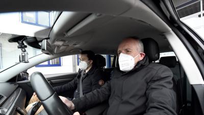„Bei einem Fahranfänger hätte ich die Prüfung nicht als bestanden durchgehen lassen“, lautet das Fazit von Prüfer Christian Kohl. Beim routinierten Autofahrer Rainer Haendle (rechts) drückt er aber ein Auge zu.