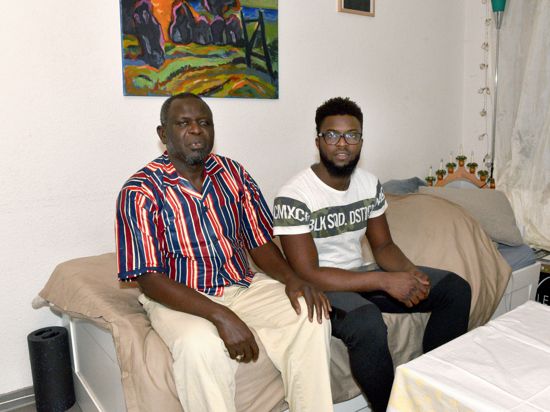 Beengte Verhältnisse: In diesem Zimmer wohnen der erblindete Ibrahim Sutay Jaiteh und sein Sohn Muhammed gemeinsam. Sie suchen dringend eine größere Wohnung, bislang ohne Erfolg.