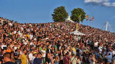 Das Fest in Karlsruhe, Blick auf die Zuschauer am Hügel