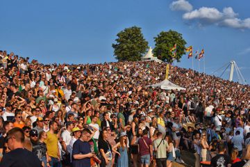 Das Fest in Karlsruhe, Blick auf die Zuschauer am Hügel