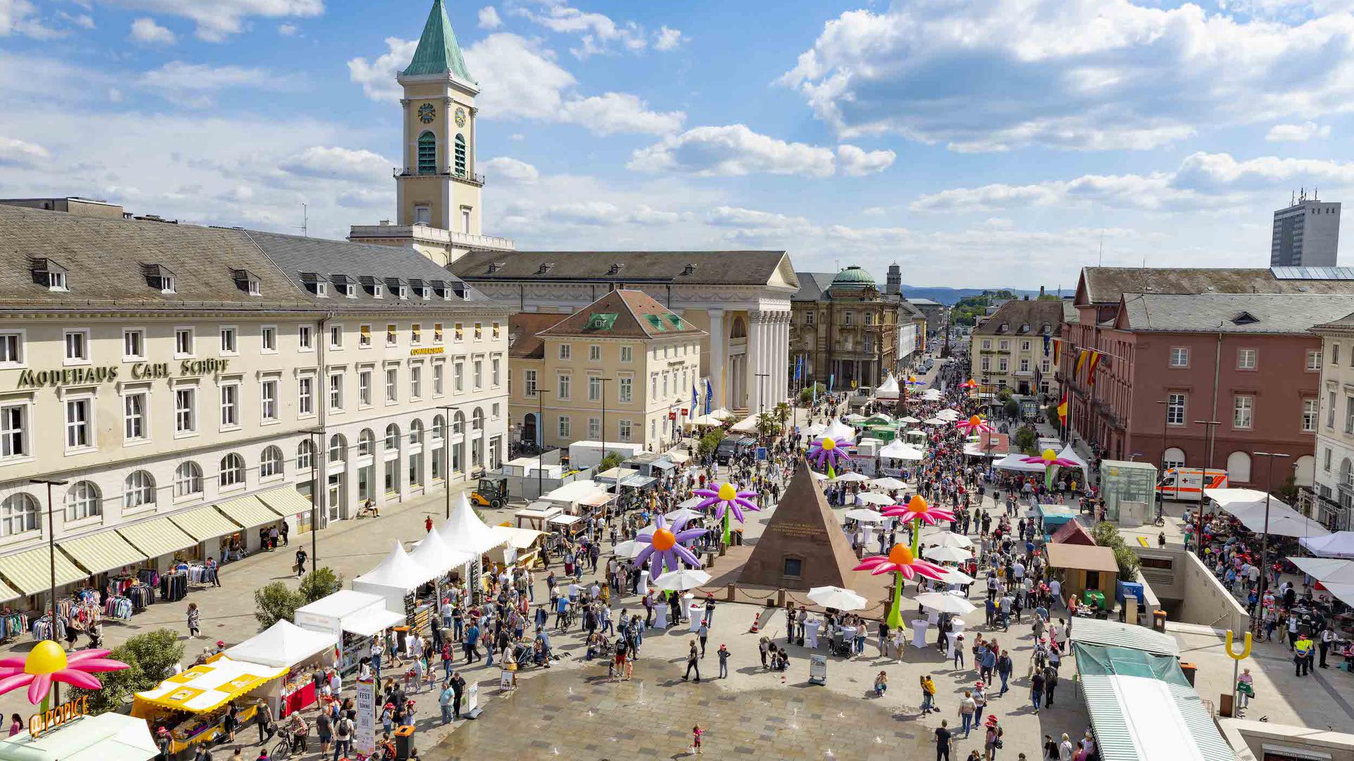 Farbenfrohe und gut gefüllte Innenstadt beim Karlsruher „Fest der Sinne“.