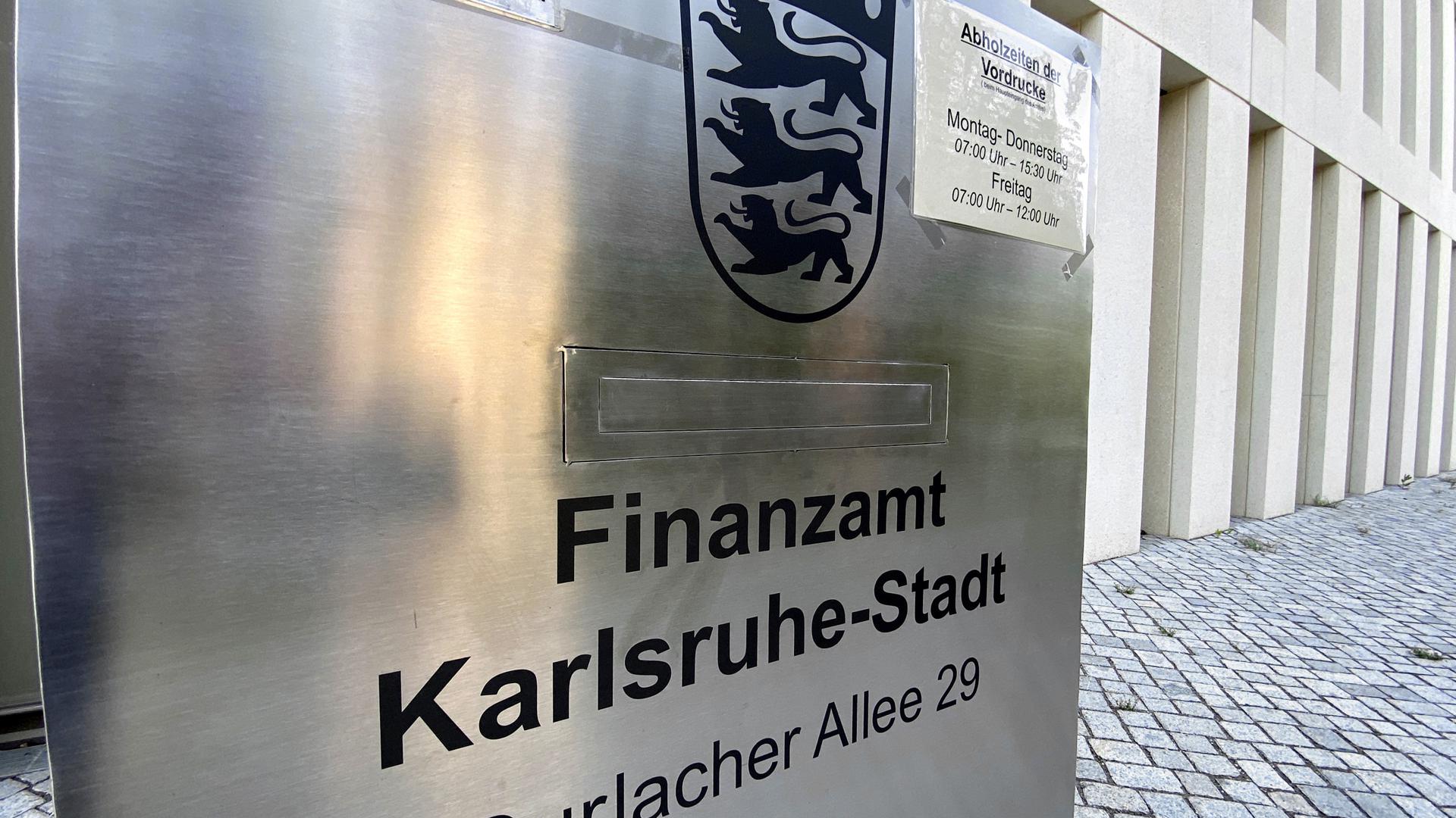 Der Briefkasten am Finanzamt in Karlsruhe-Stadt, Durlacher Allee 29.