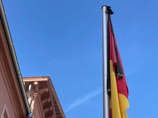 Flagge mit Trauerflor vor dem Rathaus Karlsruhe. 