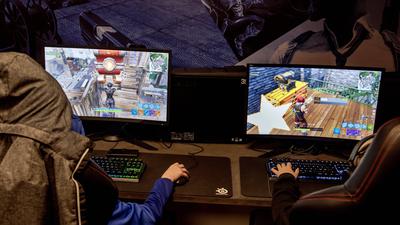 Zwei Kinder spielen das Online-Spiel Fortnite. 