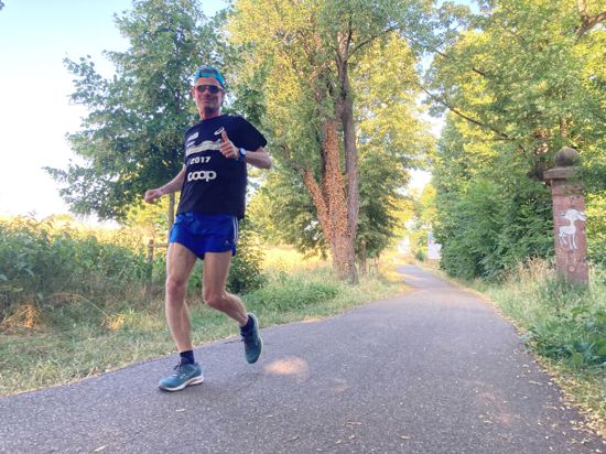 Hobbyläufer Oliver Wedlich läuft mit Mütze und Sonnenbrille an der Alb