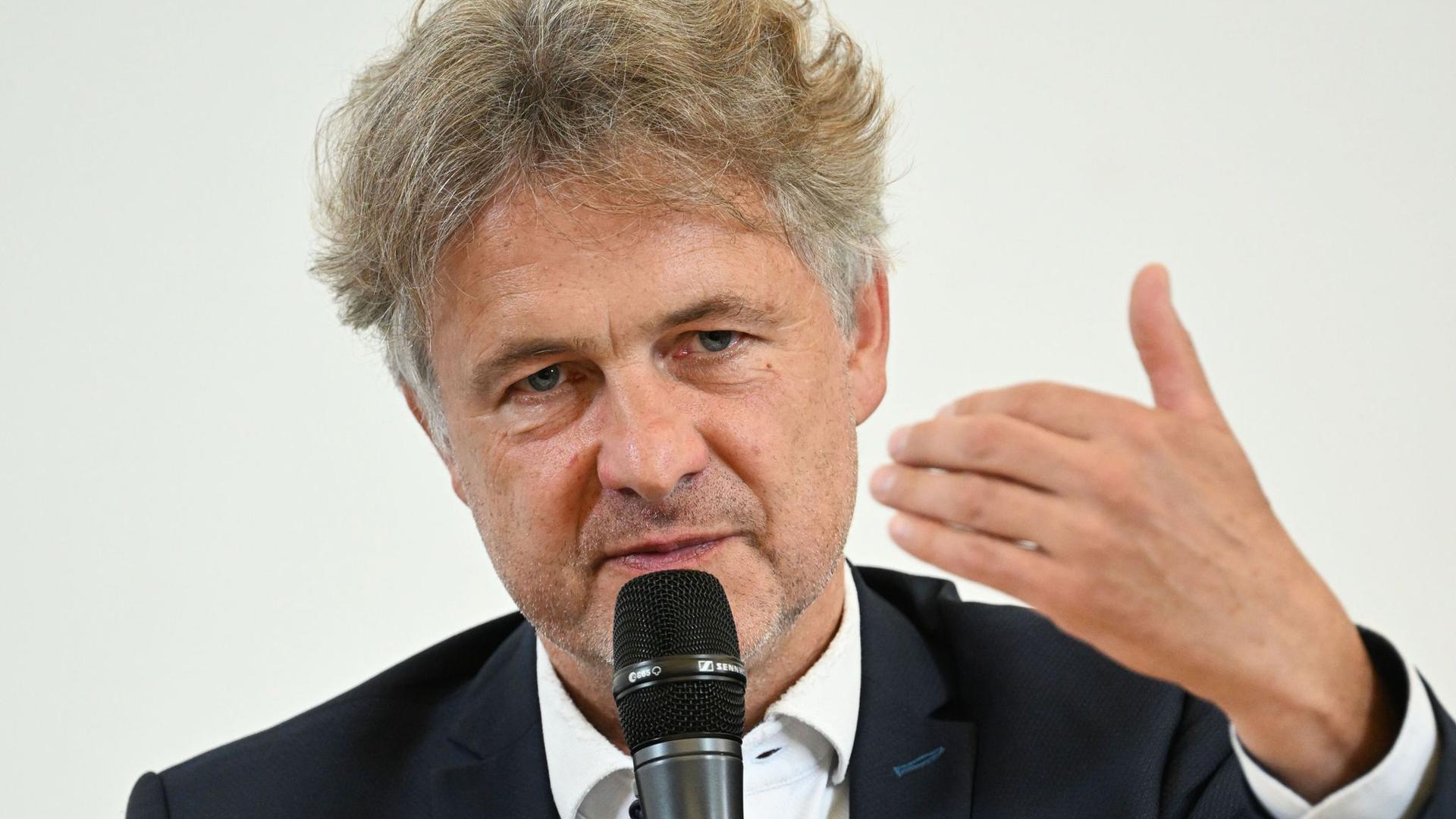Oberbürgermeister von Karlsruhe Frank Mentrup beantwortet während einer Pressekonferenz Fragen von Journalisten.
