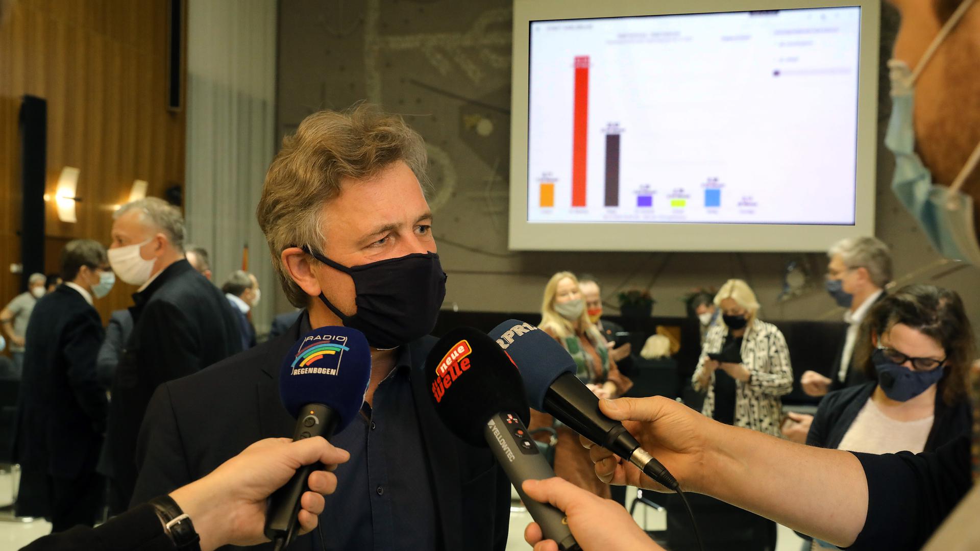 Frank Mentrup gibt nach der Auszählung der Stimmen der OB-Wahl in Karlsruhe im Rathaus Interviews.