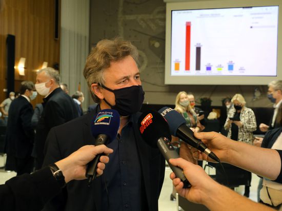 Frank Mentrup gibt nach der Auszählung der Stimmen der OB-Wahl in Karlsruhe im Rathaus Interviews.