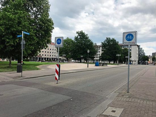 Nur kurz währt die Freude über die Kfz-freie Fahrradstraße am Friedrichsplatz.