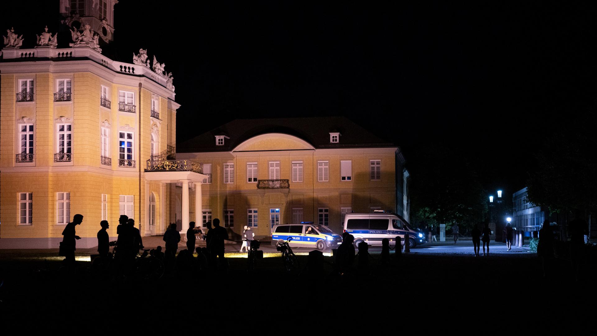 Nachtschwärmer im Blick: Die Beamten haben ein wachsames Auge auf die nächtlichen Ereignisse rund ums Schloss.



