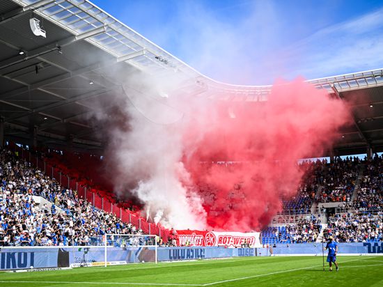 Fans von Kaiserslautern zünden Pyrotechnik.