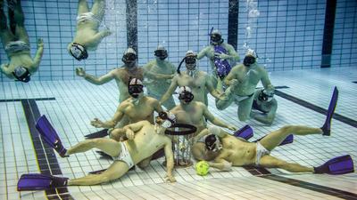 Mannschaftsfoto unter Wasser: Der TSV Malsch, amtierender Deutscher Meister.