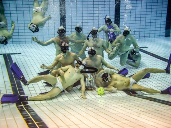 Mannschaftsfoto unter Wasser: Der TSV Malsch, amtierender Deutscher Meister.
