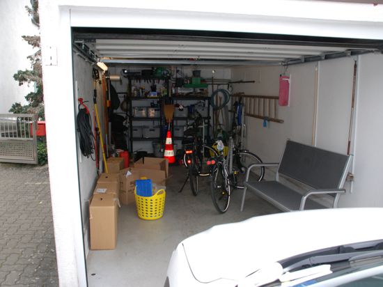 Eine Garage mit allerlei Sachen. Platz für das Auto ist nicht.
