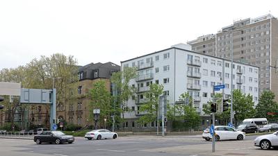 Der Gebäudekomplex an der Ecke Kriegsstraße / Brauerstraße