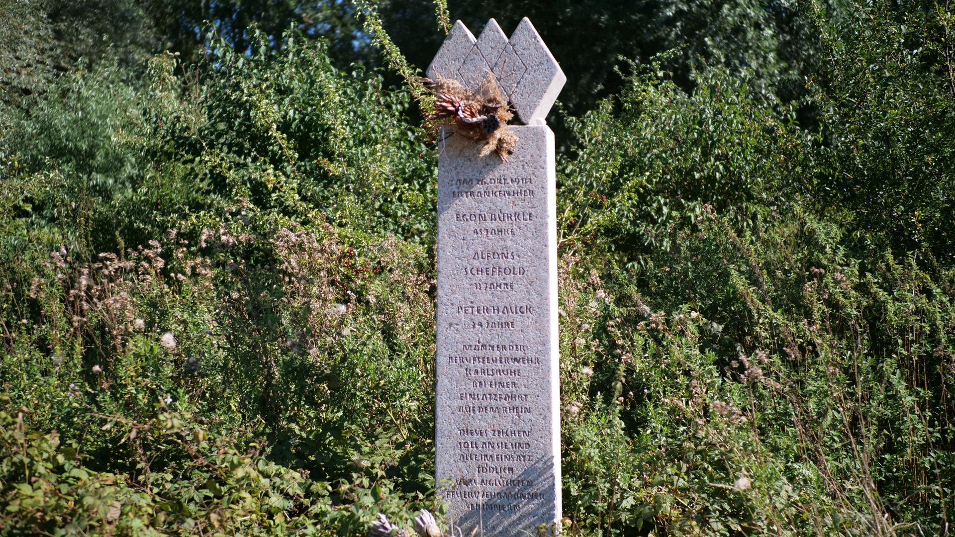 Gedenkstein fürr die drei bei einem Unglück auf dem Rhein ums Leben gekommenen Männer der Berufsfeuerwehr Karlsruhe.