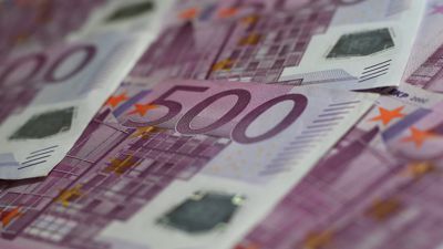 Mehrere 500-Euro-Scheine liegen auf einem Tisch. 
