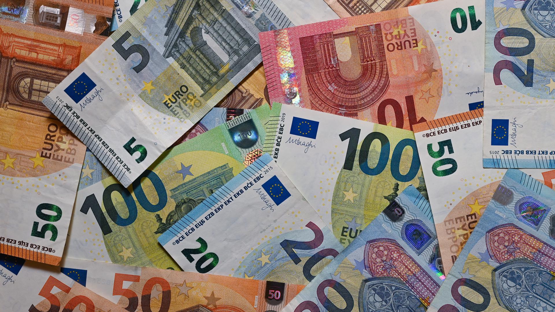 ILLUSTRATION: Eurobanknoten liegen auf einem Tisch