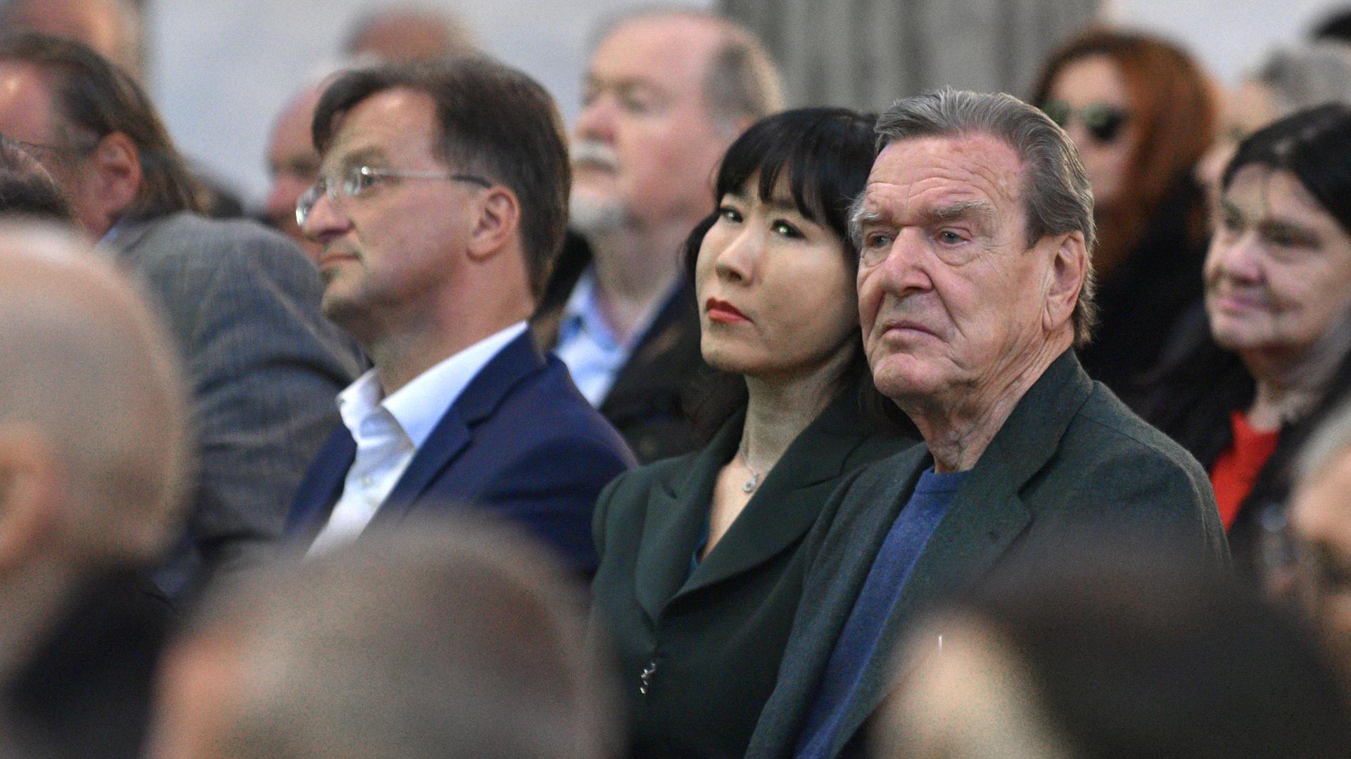 Kunstsinniges Publikum: Altkanzler Gerhard Schröder und Ehefrau Soyeon Schröder-Kim haben sich unter die Gäste des Festakts gemischt.