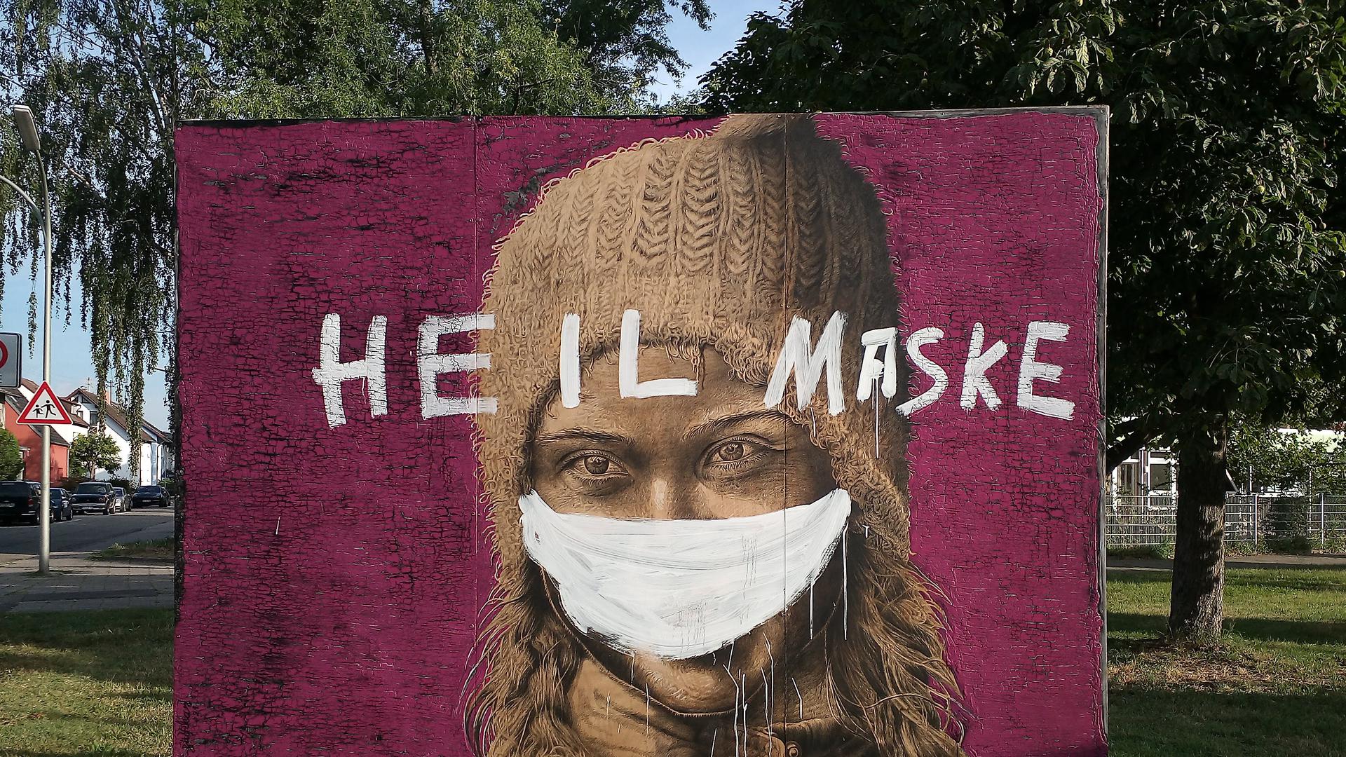 Heil Maske: Mit diesem Schriftzug haben Unbekannte ein Kunst-Plakat in der Karlsruher Nordstadt beschmiert.