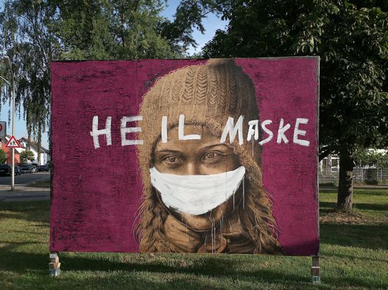 Heil Maske: Mit diesem Schriftzug haben Unbekannte ein Kunst-Plakat in der Karlsruher Nordstadt beschmiert.