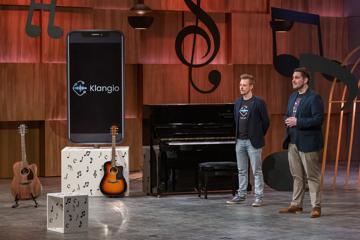 Zwei Männer stehen neben einem E-Piano und Gitarren auf der Bühne.